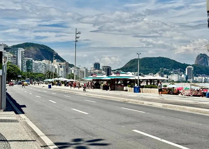 Stay Just 2 Blocks From Copacabana Beach Cozy & Convenient Retreat! Rio de Janeiro